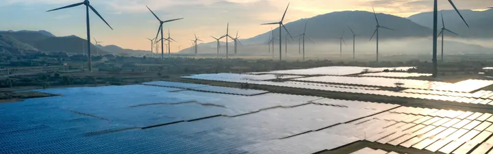 Windpark und Photovoltaikanlage in der Morgendämmerung